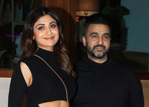 2020년 남편 라지 쿤드라와 함께 있는 셰티