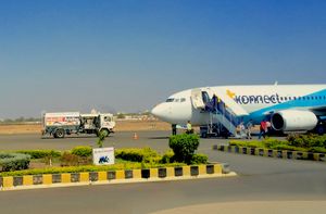 라지코트 공항 활주로에 있는 항공기와 급유 트럭