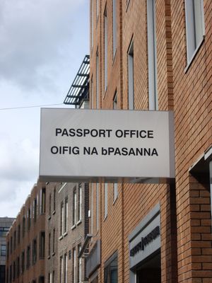 이중 언어 간판 아일랜드. 에서 로의 이클립시스는 다른 부분은 모두 대문자로 쓰인 텍스트에서 소문자를 사용합니다.