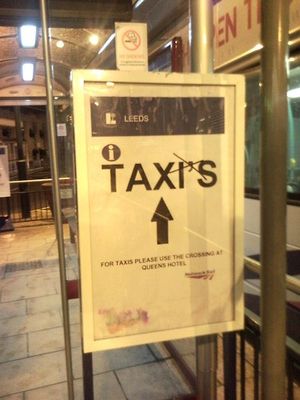 영국 리즈 기차역의 표지판으로, 불필요한 아포스트로피가 지워져 있다