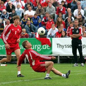 피스트볼 선수가 공을 세팅하고 있다