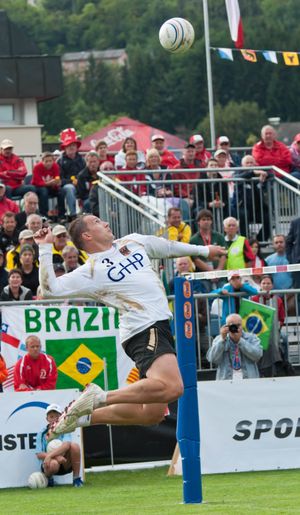 공격자가 공을 치기 위해 준비하고 있다