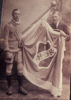 초창기 유니폼을 입은 찰스 테오도르 한손(왼쪽)과 악셀 윈베르그(오른쪽)