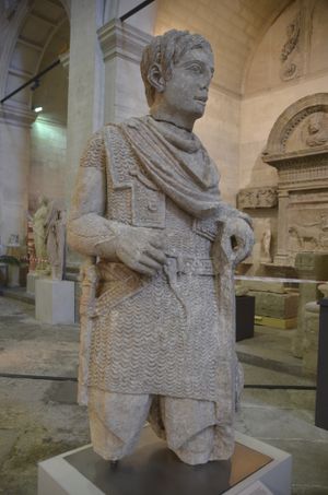 로마 군복을 입고 갈리아 방패를 든 아우구스투스 시대의 갈리아 병사 조각상, 로리카 하마타를 착용함