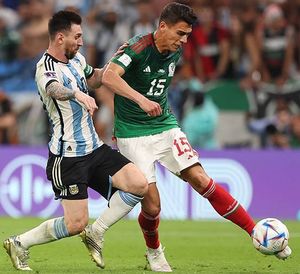 모레노가 2022 월드컵에서 아르헨티나의 리오넬 메시와 공을 다투는 모습
