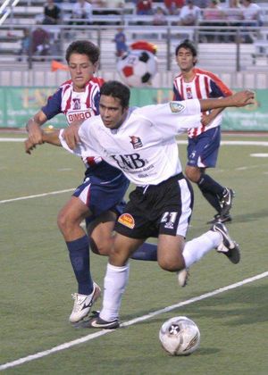 라레도 히트를 상대로 CD 과달라하라에서 뛰고 있는 에르난데스(왼쪽)