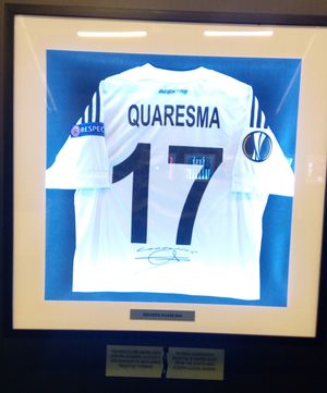 히카르두 콰레즈마의 베식타시 유니폼이 2018년 아제르바이잔 바쿠 전시회에 전시되어 있다.