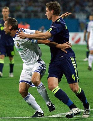 2010년 아약스에서 뛰고 있는 페르통언 (오른쪽)