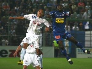 2007년 루체른과의 헤딩 경합을 벌이는 인러