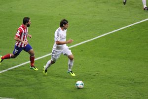 2013년 9월, 마드리드 더비 경기에서 아틀레티코 마드리드의 아르다 투란을 제치는 케디라.