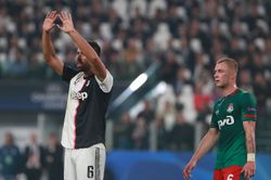 2019-20 시즌 중 로코모티프 모스크바를 상대로 경기하는 케디라(왼쪽)