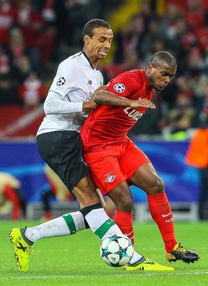 마팁(왼쪽)이 2017년 리버풀에서 뛰는 모습