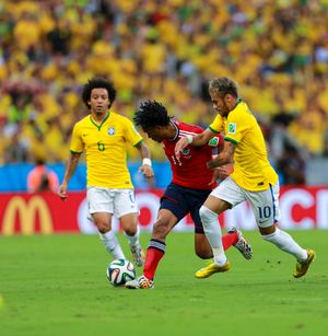 콰드라도, 브라질의 네이마르와 마르셀루가 2014년 FIFA 월드컵에서 공을 다투고 있다.