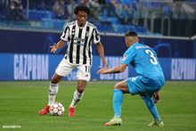 콰드라도가 더글라스 산토스를 제치는 모습, 유벤투스와 제니트 상트페테르부르크의 UEFA 챔피언스 리그 경기에서