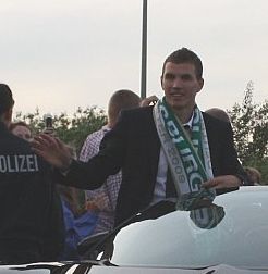 제코가 2008-09 분데스리가에서 VfL 볼프스부르크와 함께 우승을 축하하고 있다.