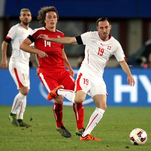 2015년 11월 친선 경기에서 오스트리아의 율리안 바움가르트링거를 제치고 있는 드르미치