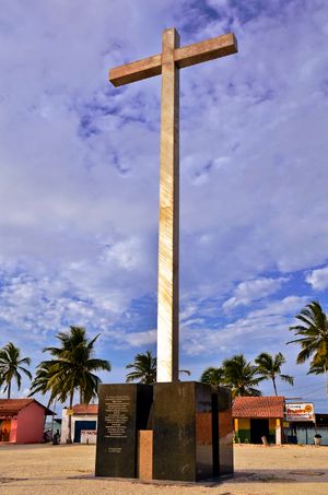 2000년에 세워진 십자가로, 1500년 브라질 최초의 미사가 열렸을 것으로 추정되는 장소를 기념한다.