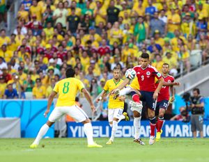 테오(오른쪽)는 콜롬비아의 2014년 FIFA 월드컵 8강전에서 브라질을 상대로 경기를 펼쳤다.