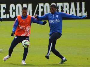 더 구즈만(왼쪽)이 2015년 3월 오란예 훈련 중 조르지니오 바이날둠과 공을 다투고 있다.