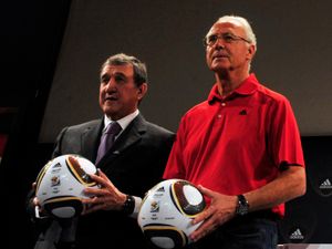 자블라니를 든 카를루스 알베르투 파헤이라와 프란츠 베켄바워