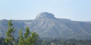 오바뉴에서 바라본 가르라방 언덕