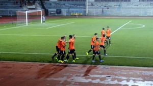 메랄코 마닐라 선수들이 다바오 아길라스를 상대로 득점한 후 축하하고 있다. 2017년 9월 23일.