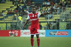 펜 오르지 (2015년 쿠퍼리지 그라운드에서 열린 I-리그 경기에서 실롱 라종 소속으로 경기)