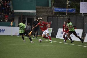 실롱 라종 선수들(빨간색)이 2023–24 I-리그 기간 중 실롱의 SSA 스타디움에서 고쿨람 케랄라를 상대로 활약하고 있다.