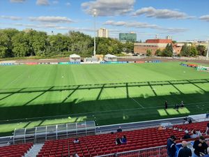 요크 라이온스 스타디움은 요크 유나이티드 FC가 홈 경기를 치르는 요크 대학교 하이츠에 있는 경기장이다.