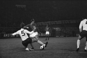 1969년 잉글랜드와 네덜란드 경기에서 찰턴이 요한 크루이프에게 태클을 걸고 있다.