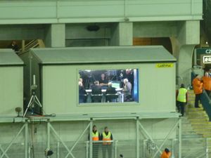 조니 자일스(작은 상자 안 오른쪽에서 두 번째)와 나머지 RTÉ 축구 패널. 2010년 FIFA 월드컵 플레이오프 1차전에서 프랑스를 상대로 크로크 파크에서 경기를 치렀다.