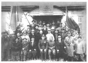 1946년 연합 정부 대표들. 앞줄 오른쪽에서 다섯 번째가 장즈중 주석, 네 번째가 에흐메트잔 카심 부주석이다.