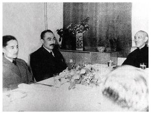 1946년 11월 22일 난징에서 장제스와 함께 있는 에흐메트잔 카심과 압둘케림 아바스.