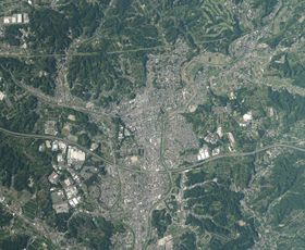 기쿠가와시 중심부 주변의 항공 사진.2020년 6월 16일 촬영한 9장을 합성하여 제작. 국토교통성 국토지리원 [https://mapps.gsi.go.jp/ 지도·항공 사진 열람 서비스]의 항공 사진을 기반으로 제작.