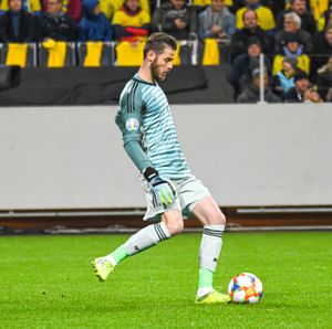 데 헤아가 2019년 스페인 대표팀에서 뛰면서 공을 패스하고 있다.