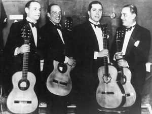 카를로스 가르델 (왼쪽에서 3번째)은 1928년에 그와 함께 공연했던 기타 트리오와 함께 "파타두라"를 녹음했다.