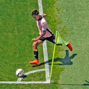 2015년 팔레르모에서 코너킥을 하는 디발라