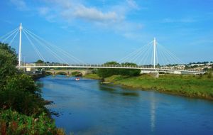 배경에 카마던 다리가 보이는 폰트 킹 모건 보행자 다리