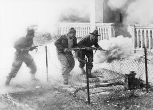 팔마흐 병사들이 1948년 4월 예루살렘 카타몬의 성 시므온 ("산 시몬") 수도원에서 아랍 진지를 공격하고 있다(전투 재구성)