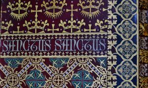 영국 잉글랜드 스태퍼드셔주 치들에 있는 성 자일스 교회의 장식으로 사용된 "Sanctus" 글귀.