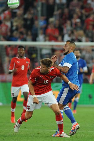 2013년 8월 미트로글루가 오스트리아의 제바스티안 프뢰들과 경합하는 모습