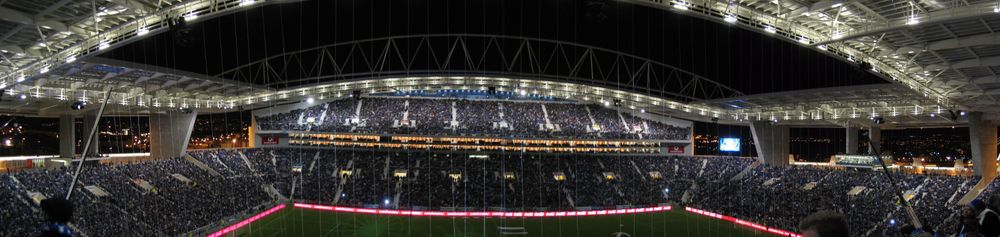 유럽 선수권전 개막식 때의 이스타디우 두 드라강 (크레인과 로프는 곡예사들이 사용했다)