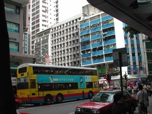 플레밍 로드가 버스와 택시로 가득 찬 완차이