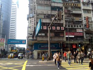 완차이(플레밍 로드와 헤네시 로드 교차로)의 번화한 거리를 건너는 보행자