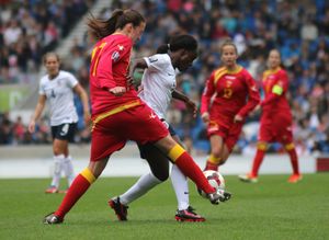 2014년 4월 몬테네그로와의 경기 중 잉글랜드의 알루코