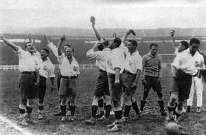 1925년 유럽 투어 중 파리에서 관중에게 인사하는 나시오날