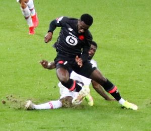 밤바(검은색)가 2021년 릴 소속으로 잘츠부르크를 상대로 경기하는 모습