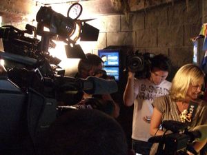 언론의 취재를 받는 파울