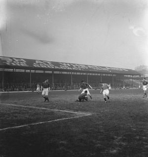 네덜란드와 프랑스는 1942년 4월 18일 그리핀 파크에서 전시 친선 경기를 치렀다.