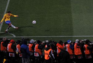 2010년 FIFA 월드컵에서 브라질을 위해 코너킥을 하는 엘라누